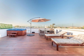 Sunny Private Rooftop Sauna & Hot Tub by BentoBox